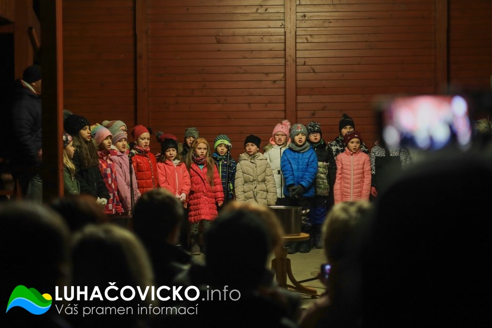 Rozsvícení vánočního stromu v Pozlovicích 2022 (13)