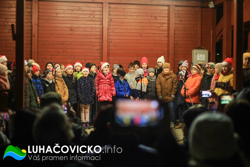 Rozsvícení vánočního stromu v Pozlovicích 2022 (14)