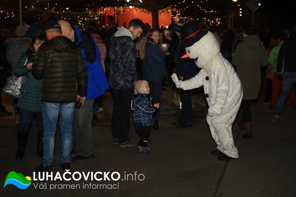 Rozsvícení vánočního stromu v Pozlovicích 2022 (18)