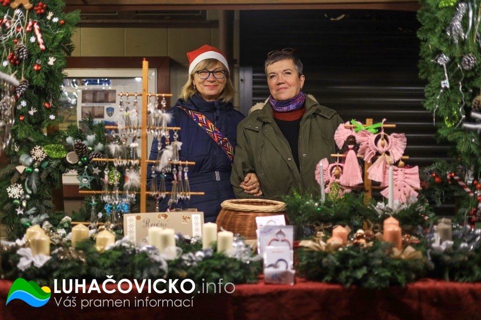 Rozsvícení vánočního stromu v Pozlovicích 2022 (3)