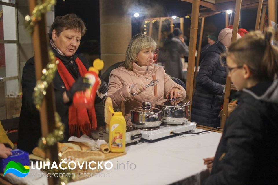 Rozsvícení vánočního stromu v Pozlovicích 2022 (4)