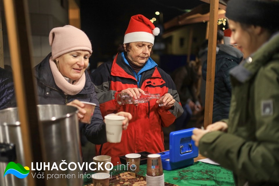 Rozsvícení vánočního stromu v Pozlovicích 2022 (6)