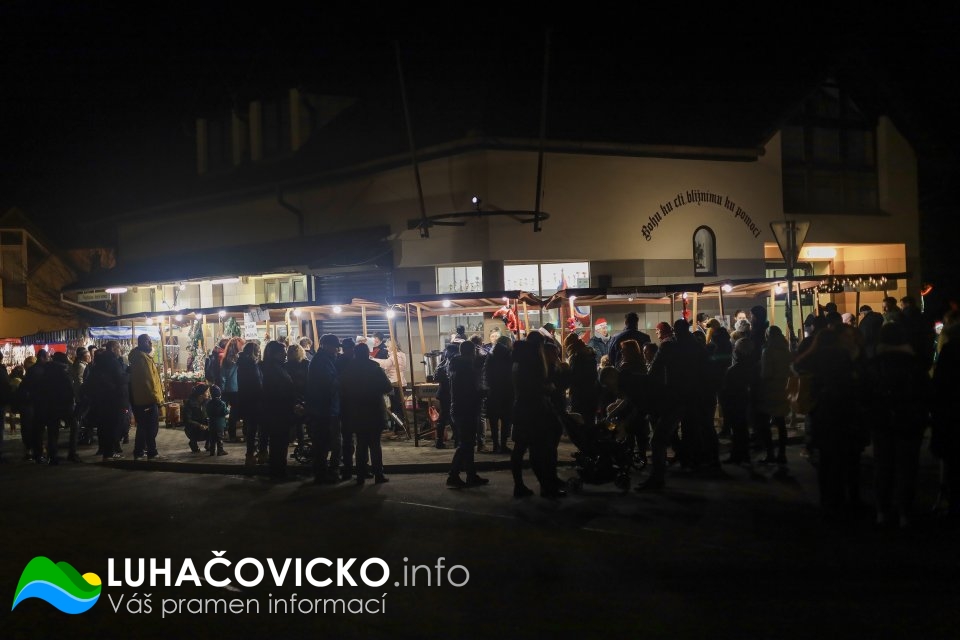 Rozsvícení vánočního stromu v Pozlovicích 2022 (9)