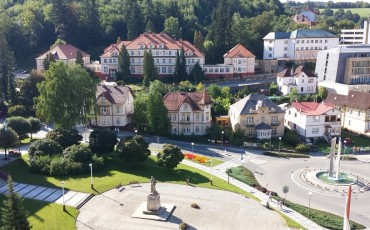 Lázeňský hotel Morava-umístěn pod lesem