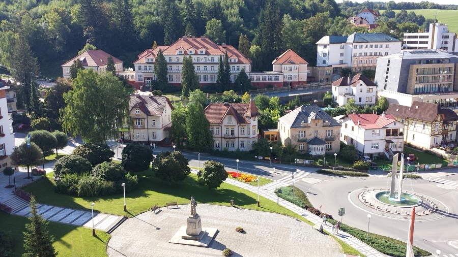 Lázeňský hotel Morava-umístěn pod lesem